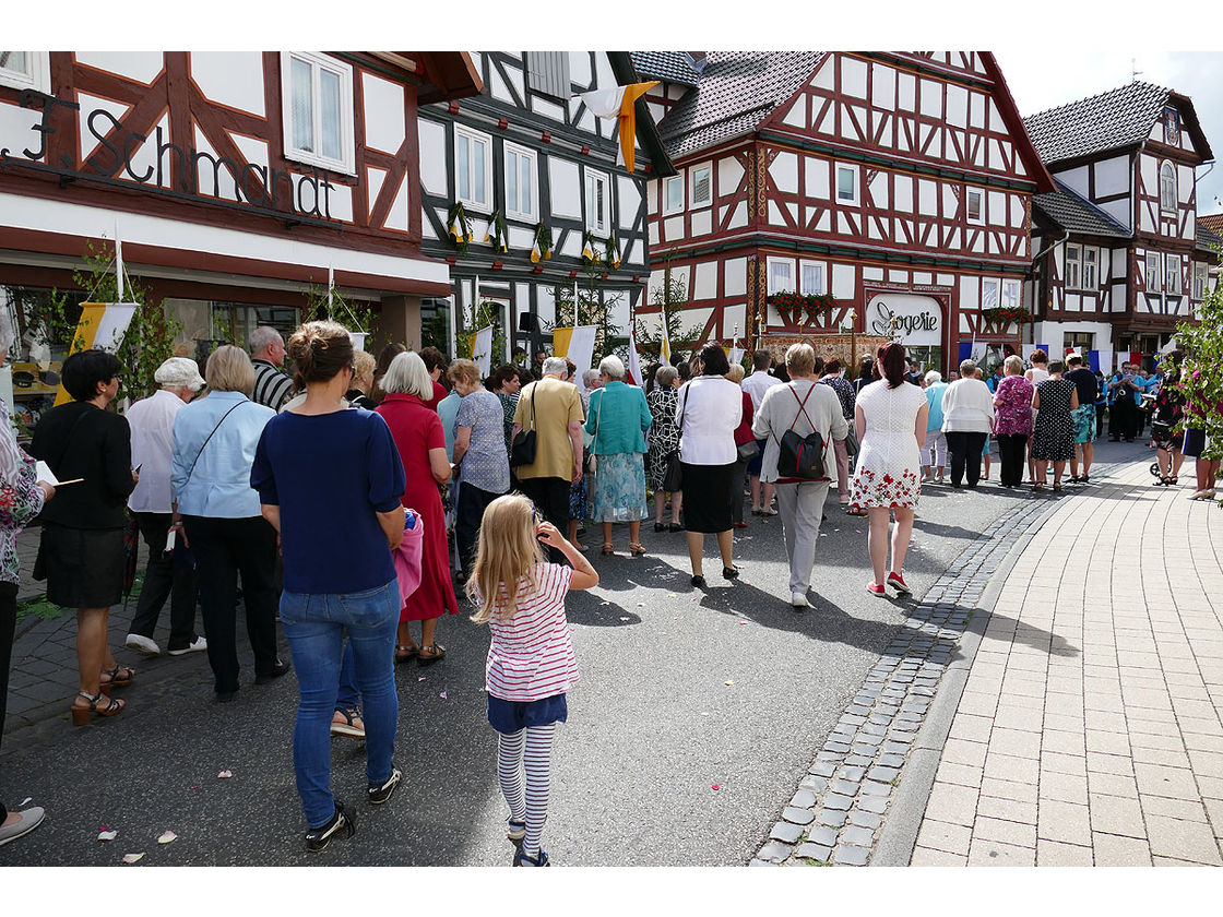 Fronleichnamsprozession durch die Straßen von Naumburg (Foto: Karl-Franz Thiede)